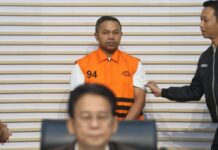 Gubernur Riau Diduga Peras Anak Buah Demi Jalan-Jalan ke Luar Negeri Gubernur Riau Diduga Peras Anak Buah Demi Jalan-Jalan ke Luar Negeri