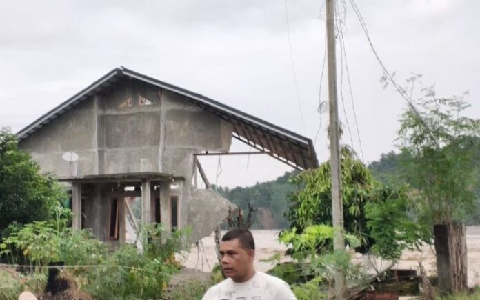 56 Unit Rumah di Balee Panah Juli Jatuh ke Sungai