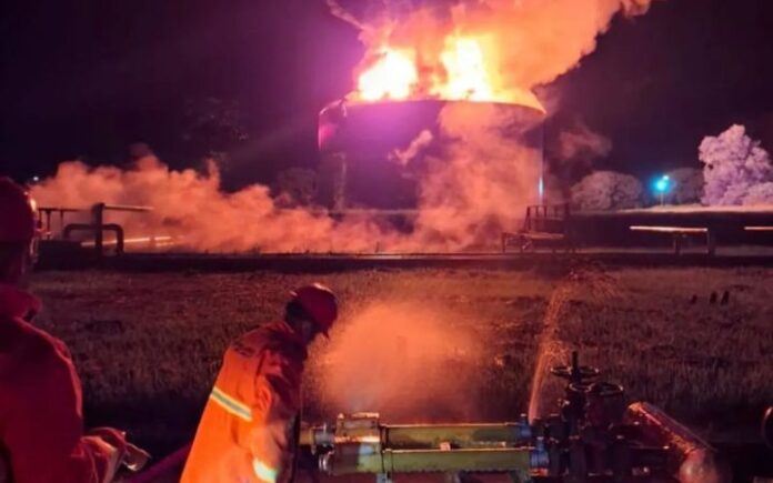 Kebakaran Tangki Penyimpanan Kondensat PGE Belum Padam