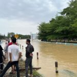 Jalan Medan–Banda Aceh di Depan PT PIM Kruenggeukueh Belum Bisa Dilalui Jalan Medan–Banda Aceh di Depan PT PIM Kruenggeukueh Belum Bisa Dilalui
