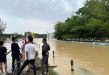 SMSI Aceh Buka Penggalangan Donasi untuk Korban Banjir Jalan Medan–Banda Aceh di Depan PT PIM Kruenggeukueh Belum Bisa Dilalui SMSI Aceh Buka Penggalangan Donasi untuk Korban Banjir