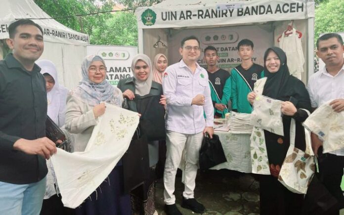 SDGs Center UIN Ar-Raniry Pamerkan Berbagai Produk Ecoprint Siswa SLBN Aceh Jaya