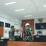 Curi Kotak Amal, Pratu Shaifonna Dihukum 3 Bulan Penjara Pratu Shaifonna Fadhil (berdiri, kiri) Senin (10/11/2025) di ruang sidang Pengadilan Militer Medan. Foto: Tribunnews.