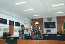 Curi Kotak Amal, Pratu Shaifonna Dihukum 3 Bulan Penjara Pratu Shaifonna Fadhil (berdiri, kiri) Senin (10/11/2025) di ruang sidang Pengadilan Militer Medan. Foto: Tribunnews.