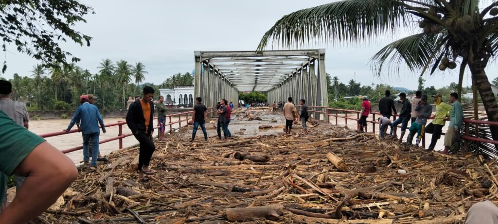 BNPB Kerahkan Tim dan Bantuan Logistik ke Aceh Mualem Menangis: Aceh Seperti Alami Tsunami Kedua