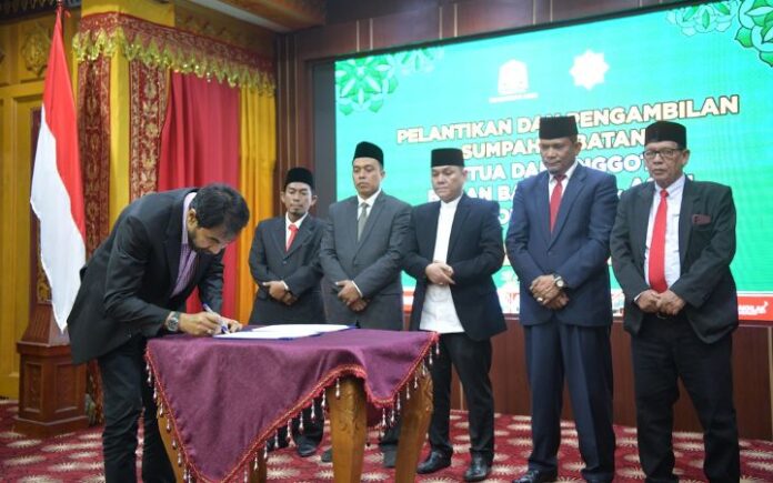 Mualem Lantik Komisioner Baitul Mal Aceh 2025-2030, Abon Yunus Ketua