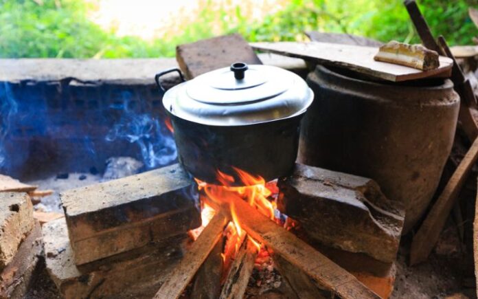 LPG Langka, Warga Pidie Terpaksa Gunakan Kayu Bakar Untuk Memasak