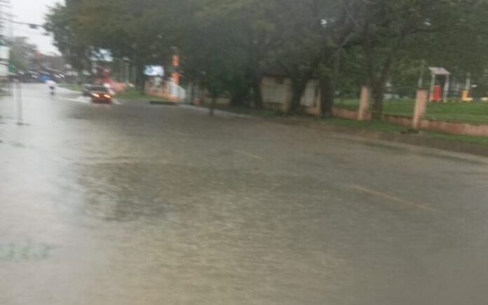 kondisi di depan rs cut meutia Akses ke RS Cut Meutia Terganggu Akibat Banjir, Ketinggian Air Capai 60 Cm