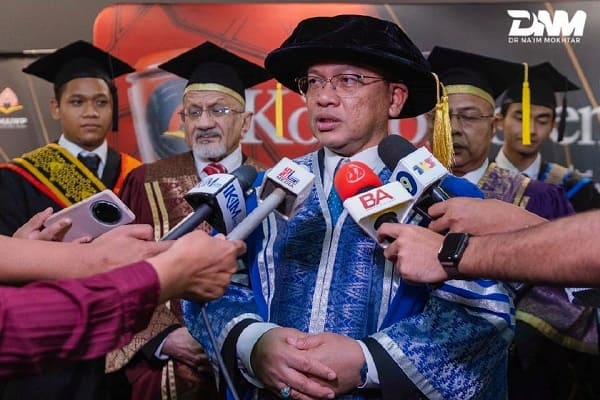 malaysia (1) selebritas muslim yang pamerkan aurat akan didenda