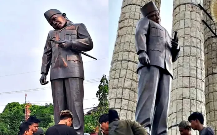 patung bung karno leher patung soekarno di alun-alun Indramayu patah.