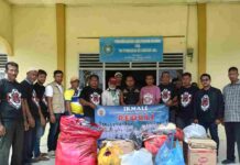 Ikmali Serahkan Bantuan untuk Korban Banjir di Kecamatan Juli Ikmali korban banjir