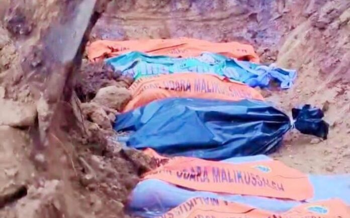 Bupati Sarjani (1) 19 Korban Banjir di Aceh Utara Dimakamkan Dalam Satu Liang