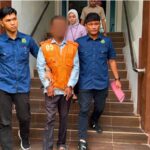 Diduga Selewengkan Dana Desa, Mantan Keuchik Karieng Peudada Ditahan Diduga Selewengkan Dana Desa, Mantan Keuchik Karieng Peudada Ditahan Tersangka dugaan tindak pidana korupsi dana desa APBG Karieng Kecamatan Peudada Kabupaten Bireuen dikawal petugas Kejaksaan Negeri Bireuen saat digiring menuju ruang penahanan untuk dititipkan di Lapas Kelas II B Bireuen, Kamis (18/12/2025). Foto: HO for Komparatif.ID.