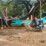 3 Pekan Pascabanjir, Nelayan Peudada Belum Bisa Kembali Melaut 3 Pekan Pascabanjir, Nelayan Peudada Belum Bisa Kembali Melaut Nelayan Peudada saat memperbaiki kapal yang yang rusak akibat banjir. Foto: Rizal Bank Pineung.