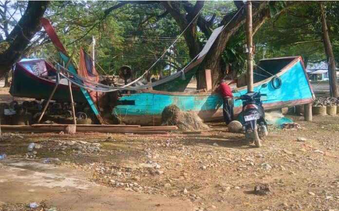 3 Pekan Pascabanjir, Nelayan Peudada Belum Bisa Kembali Melaut Nelayan Peudada saat memperbaiki kapal yang yang rusak akibat banjir. Foto: Rizal Bank Pineung.