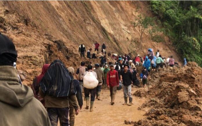 Setelah Dilamun Banjir, Tenge Besi Kilometer 62 Sedang Dibenahi Secara Darurat