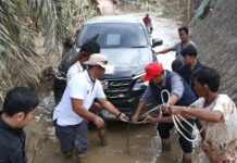 Uluran Tangan Tim Medis Medco di Tengah Medan Lumpur Bencana Banjir tim medis medco
