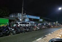 Warga Aceh Mengantre Berjam-jam di SPBU Warga Aceh Mengantre Berjam-jam di SPBU