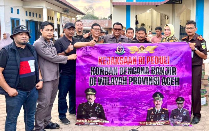 
Kajati Aceh Yudi Triadi, bersama Ketua IAD Aceh Juraidah Traidi, dan Asintel Kejati Aceh Ahmad Nuril Alam, saat menyerahkan bantuan untuk korban bencana banjir. Foto: HO for Komparatif.ID.