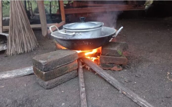 Harga LPG Melonjak, Warga Bireuen Terpaksa Masak dengan Kayu Bakar
