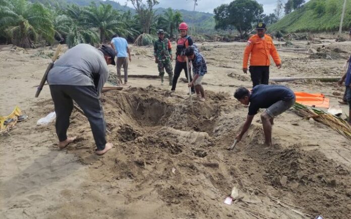 Jenazah tanpa identitas Ditemukan Tertimbun Lumpur di Peudada