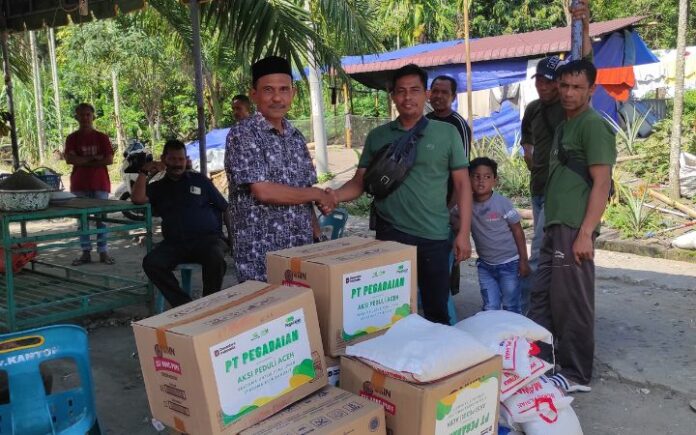 Waled Yan Anggota DPRK Antar Donasi Pegadaian untuk Korban Banjir di Simpang Mulia