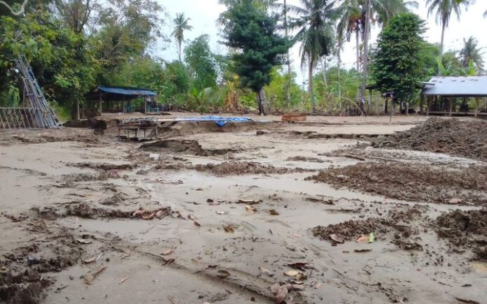 Warga Kandang Samalanga Butuh Alat Berat Bersihkan Lumpur Sisa Banjir