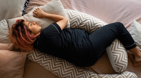 pregnancy-sleeping-positions-hero-Stocksy-4367719 posisi tidur kehamilan