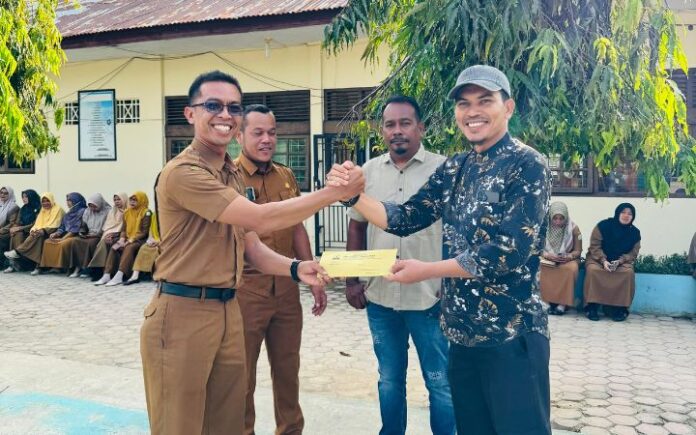 SMAN 1 Samalanga Alumni SMAN 1 Samalanga Salurkan Donasi untuk Siswa Terdampak Banjir