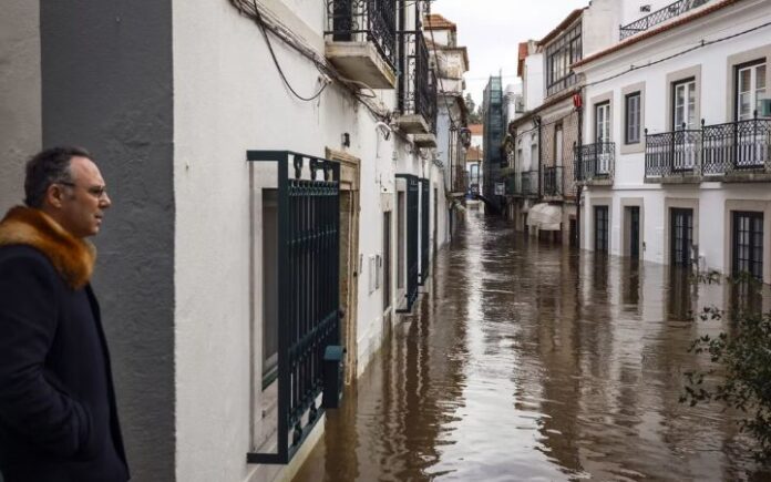 Badai Tewaskan 14 Warga, Mendagri Portugal Mundur