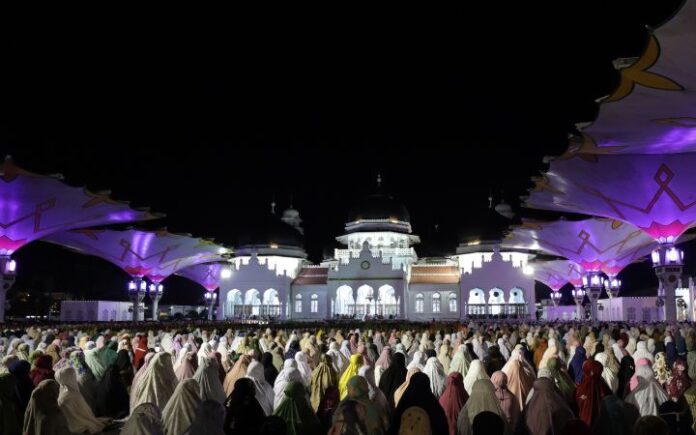 Bacaan Niat Salat Tarawih Lengkap: Imam, Makmum, dan Sendiri