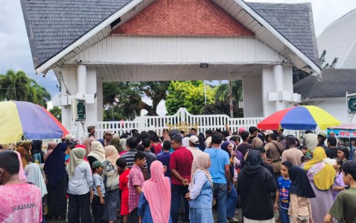 Tuntut Uang Meugang, Ribuan Warga Padati Pendopo Gubernur Aceh