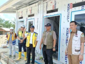 Pantau pembangunan huntara