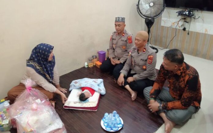 Kapolda Aceh Salurkan Bantuan Untuk Bayi Terlantar di Lamno