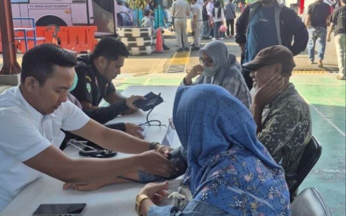 Pemudik Gratis di Terminal Batoh Dapat Pemeriksaan Kesehatan Sebelum Berangkat