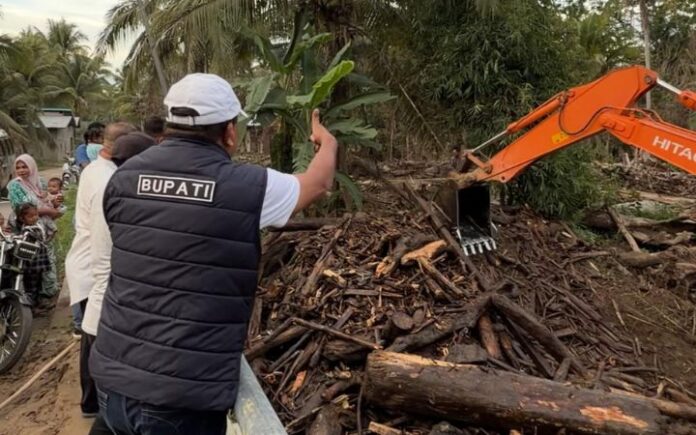 Bupati Bireuen Pimpin Pembersihan Material Bekas Banjir di Krueng Beukah dan Lueng Kuli