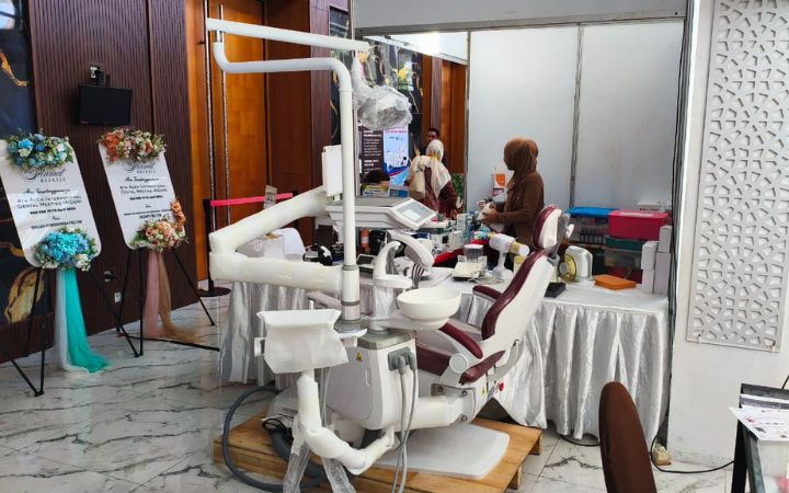 Perangkat teknologi perawatan gigi terbaru dipamerkan dalam area exhibisi pada rangkaian The 4th Aceh International Dental Meeting (AIDeM) 2026 di Hermes Palace Hotel, Sabtu (11/4/2026). Foto: Komparatif.ID/Rizki Aulia Ramadan.
