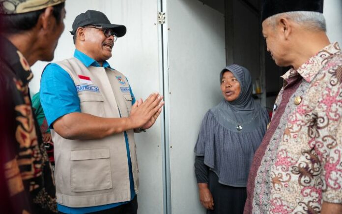 Safrizal Berkunjung ke Huntara Jamur Ujung, Fatmawati Tersanjung