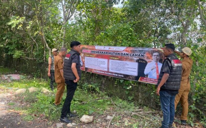 Cegah Karhutla, Polisi & DLHK Aceh Edukasi Warga Pidie Jaya