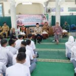 Taufiq Ismail Bagi Rahasia Menulis Kepada Ratusan Siswa di Banda Aceh Taufiq Ismail Bagi Rahasia Menulis Kepada Ratusan Siswa di Banda Aceh