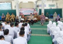 Taufiq Ismail Bagi Rahasia Menulis Kepada Ratusan Siswa di Banda Aceh Taufiq Ismail Bagi Rahasia Menulis Kepada Ratusan Siswa di Banda Aceh