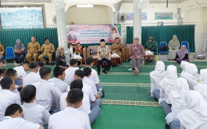 Taufiq Ismail Bagi Rahasia Menulis Kepada Ratusan Siswa di Banda Aceh