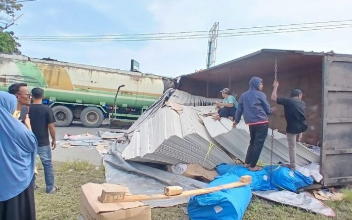 3 Truk Tronton Alami Tabrakan Beruntun di Bireuena