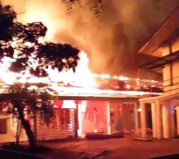 217029_11zon Mahasiswa USK bakar kampus