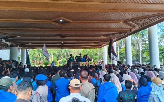 Ratusan Mahasiswa Kepung Kantor Gubernur Aceh, Desak Pergub JKA Dicabut
