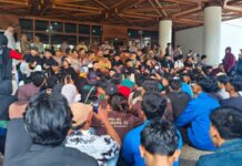 Desak Pergub JKA Dicabut, Mahasiswa Kembali Demo di Kantor Gubernur Desak Pergub JKA Dicabut, Mahasiswa Kembali Demo di Kantor Gubernur