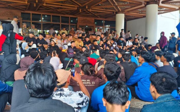 Demo JKA Desak Pergub JKA Dicabut, Mahasiswa Kembali Demo di Kantor Gubernur