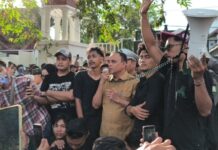 Temui Massa Aksi, Kadinkes Aceh Pastikan Skema JKA Kembali Seperti Semula Temui Massa Aksi, Plt Kadinkes Aceh Pastikan Skema JKA Kembali Seperti Semula