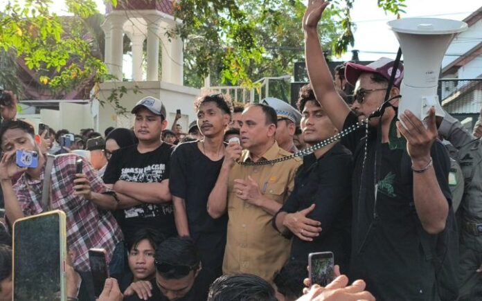 Ferdiyus Temui Massa Aksi, Plt Kadinkes Aceh Pastikan Skema JKA Kembali Seperti Semula