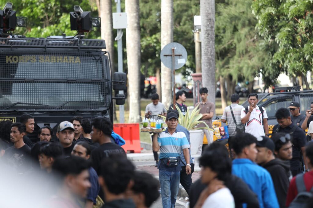 Mahasiswa Demo Pergub JKA, Pedagang Asongan Dagang Pelepas Dahaga